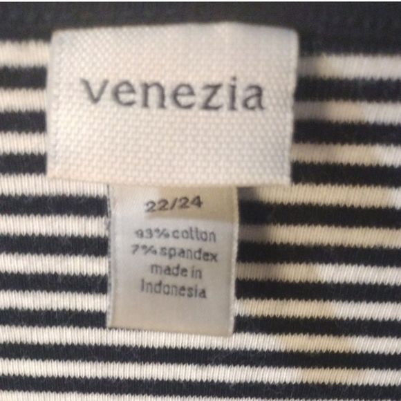 Venezia Soft Striped V-Neck with Button Accent Like New Black & White Size 22/24 - Picture 4 of 7